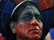 Índios brasileiros buscam na venda de produtos e turismo conquistar a autonomia 