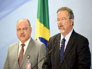 Ministro chefe do gabinete de segurança da Presidência Sergio Etchegoyen ao lado do ministro da Defesa Raul Jungmann