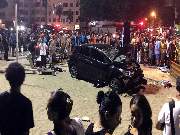 O carro atravessou tanto a ciclovia como o calçadão e só parou no início da faixa de areia.