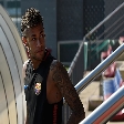 Neymar treina no Barcelona, mas pode se transferir em breve para a França.