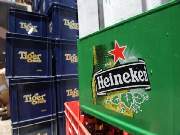 Engradados de cervejas Heineken e Tiger são empilhados em um restaurante de Cingapura em 28 de setembro