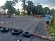 Pneus e pedaços de madeira forma usados por indígenas para fechar rodovia