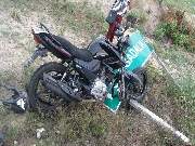 Moto atingiu placa de sinalização 