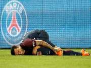 Daniel Alves cai no gramado após sentir lesão na vitória do PSG sobre o Les Herbiers 