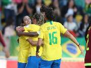 A atacante Marta comemora seu gol na vitória por 4 a 0 contra a Venezuela