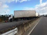 O caminhoneiro protestava contra a cobrança de pedágio pelo eixo suspenso dos caminhões vazios.
