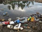 Poluição provocada pelos plásticos é tragédia ambiental global que contamina o solo e os mares