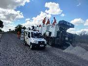 Operário estava na posição que esses outros da foto quando desequilibrou-se e caiu dentro do compartimento.