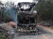 Ônibus ficou completamente destruído