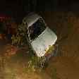 Carro acabou caindo em ribanceira 