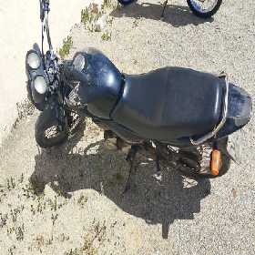 Denúncia de moradores levou policiais a local onde dois homens abandonaram motocicleta e fugiram por área de caatinga