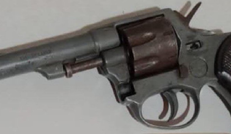 Revólver calibre .32 foi apreendido.