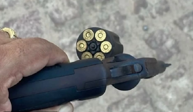 Na ação, foram apreendidos um revólver calibre .38 com seis cartuchos intactos.