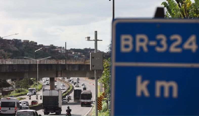 Condutor do caminhão ficou preso às ferragens, mas foi resgatado e socorrido para uma unidade de saúde
