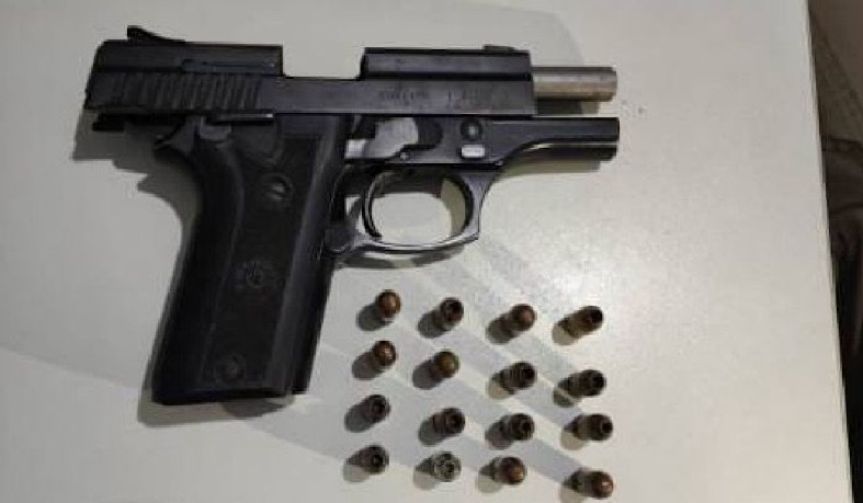 Homem foi preso em flagrante por violência doméstica, lesão corporal e porte ilegal de arma.