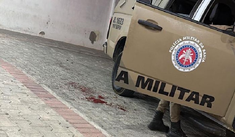 Veículo roubado dá origem a tiroteio em Santaluz; policial militar fica ferido em estado grave