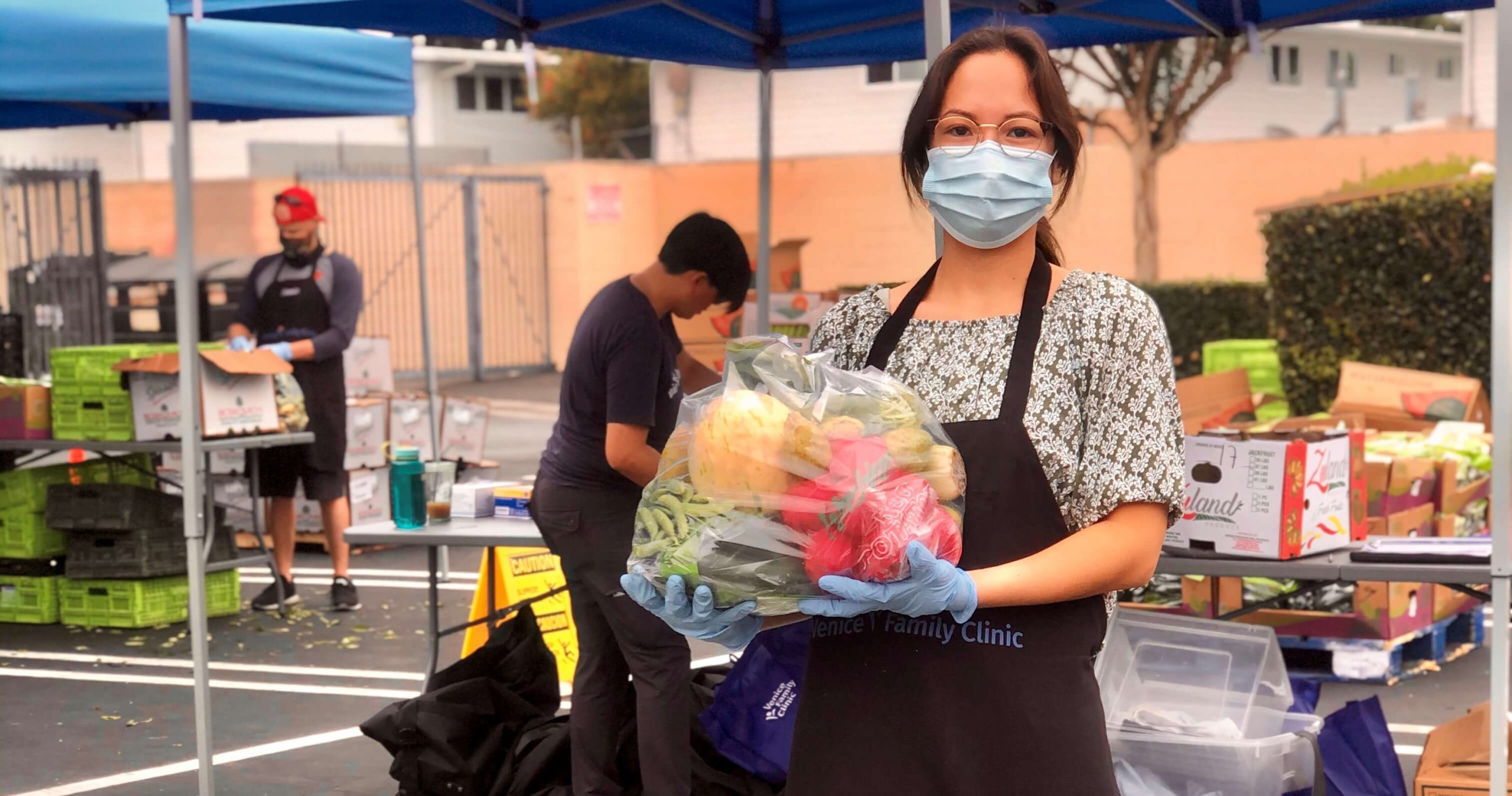 Healthy, free food distribution in Gardena Venice Family Clinic