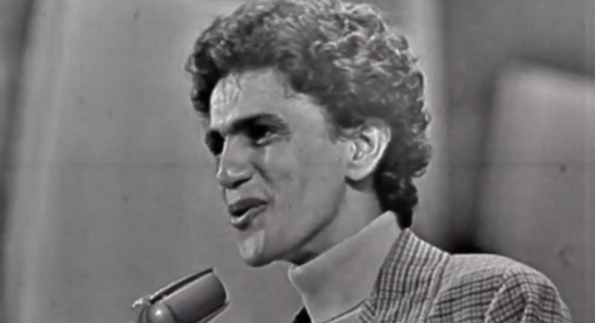 watch-an-exclusive-clip-of-brazilian-star-caetano-veloso-performing-live-from-new-documentary-tropicalia