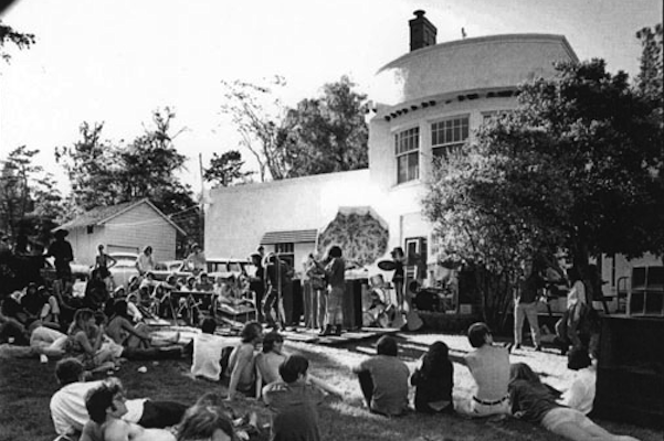 records-excavated-at-60s-hippie-commune-have-archaeologists-literally-digging-for-vinyl