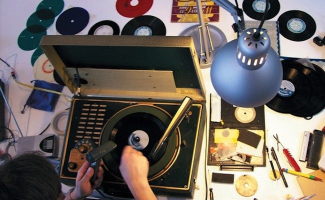 british-sound-artist-recycles-cds-to-make-them-playable-on-turntables