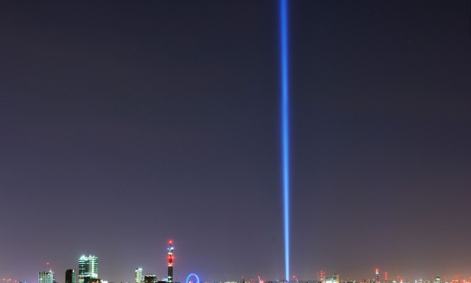 ryoji-ikeda-unveils-spectacular-av-light-show-in-london