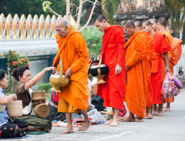 La ceremonia de ofrendas a los monjes (Tak Bat)