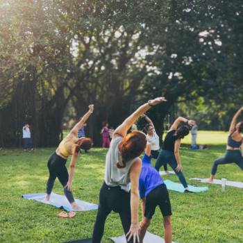 Yoga al amanecer, taller de respiración y tiempo libre en el resort