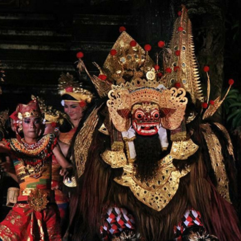 Danzas Barong, vistas al volcán Batur y purificación en las fuentes de Tirta Empul.