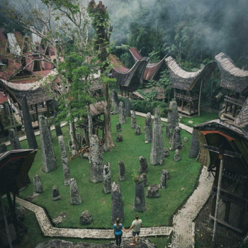 Arquitectura Tongkonan en Kete Kesu y las fascinantes tumbas en roca de Londa.