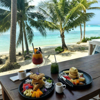 Último desayuno frente al mar y traslado al aeropuerto para el vuelo de salida
