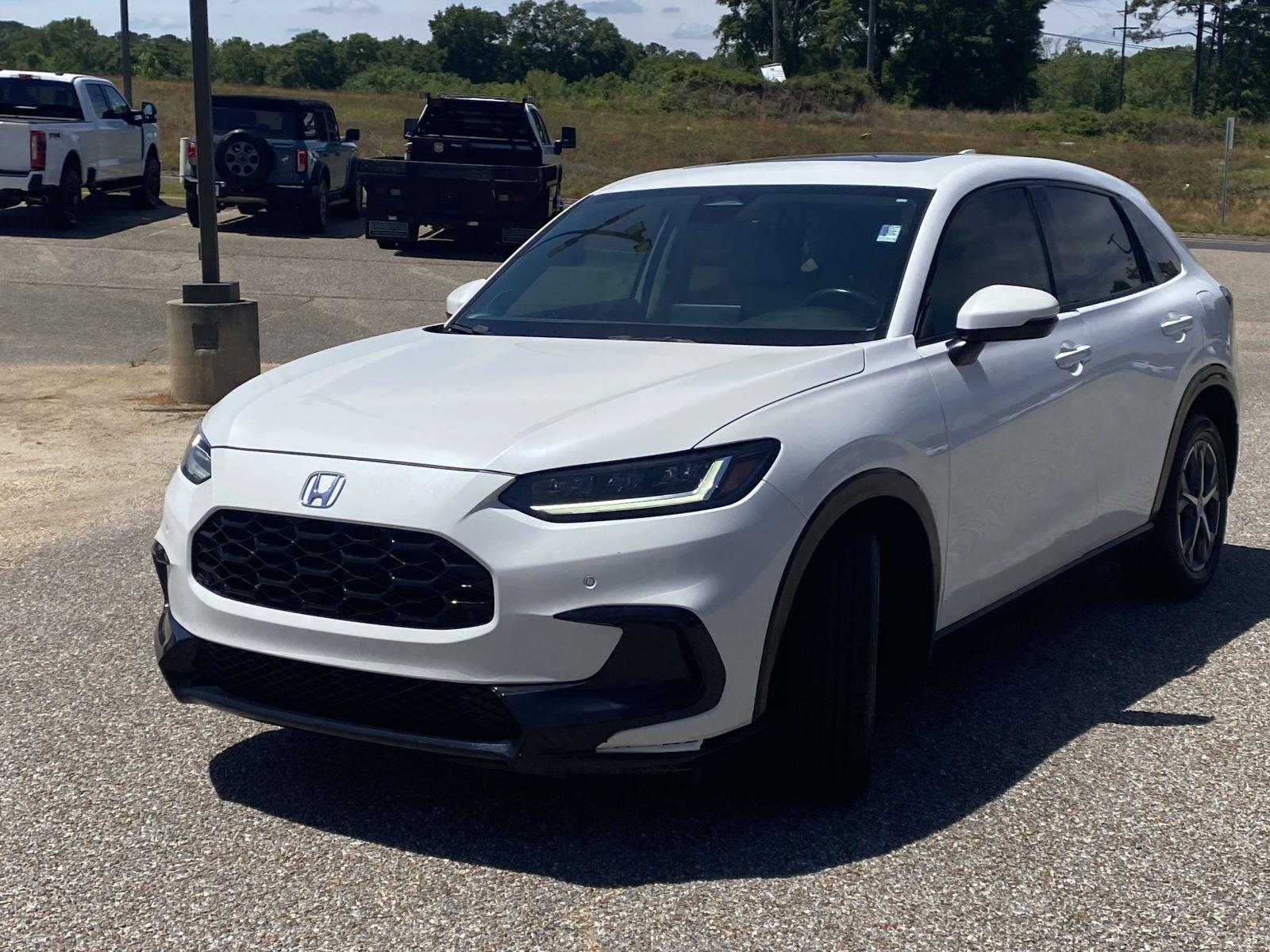 2023 White Honda HR-V EX-L FWD SUV