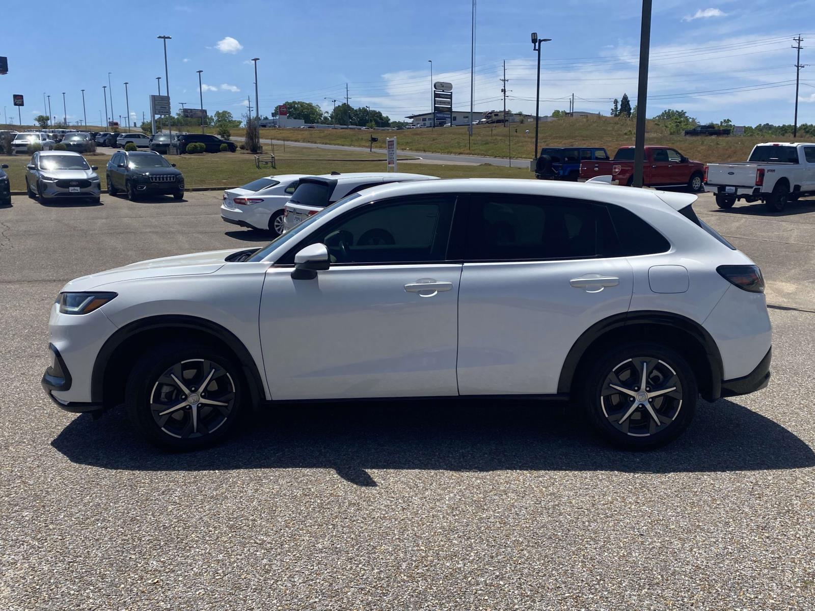 2023 White Honda HR-V EX-L FWD SUV