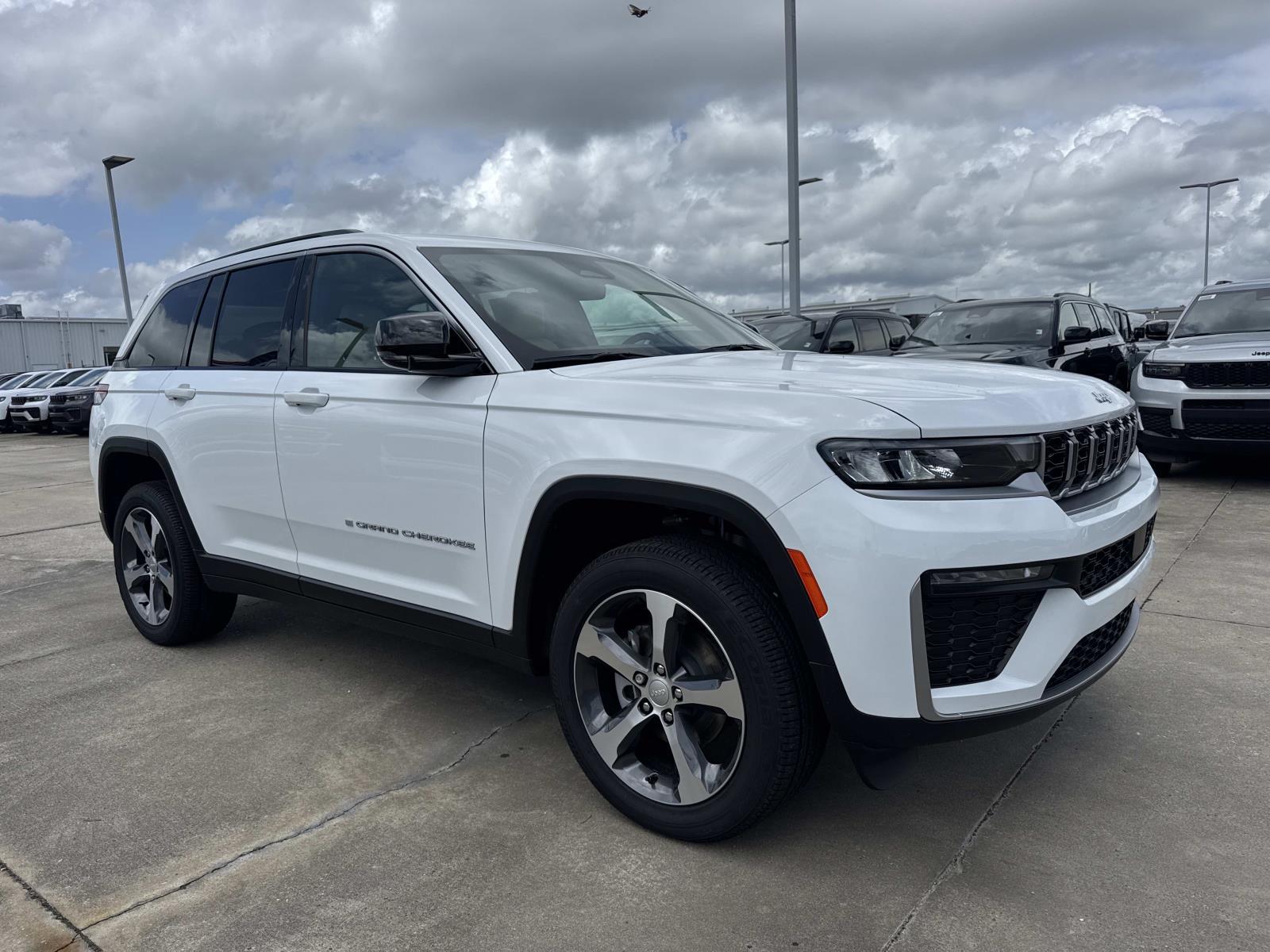Bright White Clearcoat 2026 Jeep Grand Cherokee SUV / Crossover 4X2 8-Speed Automatic