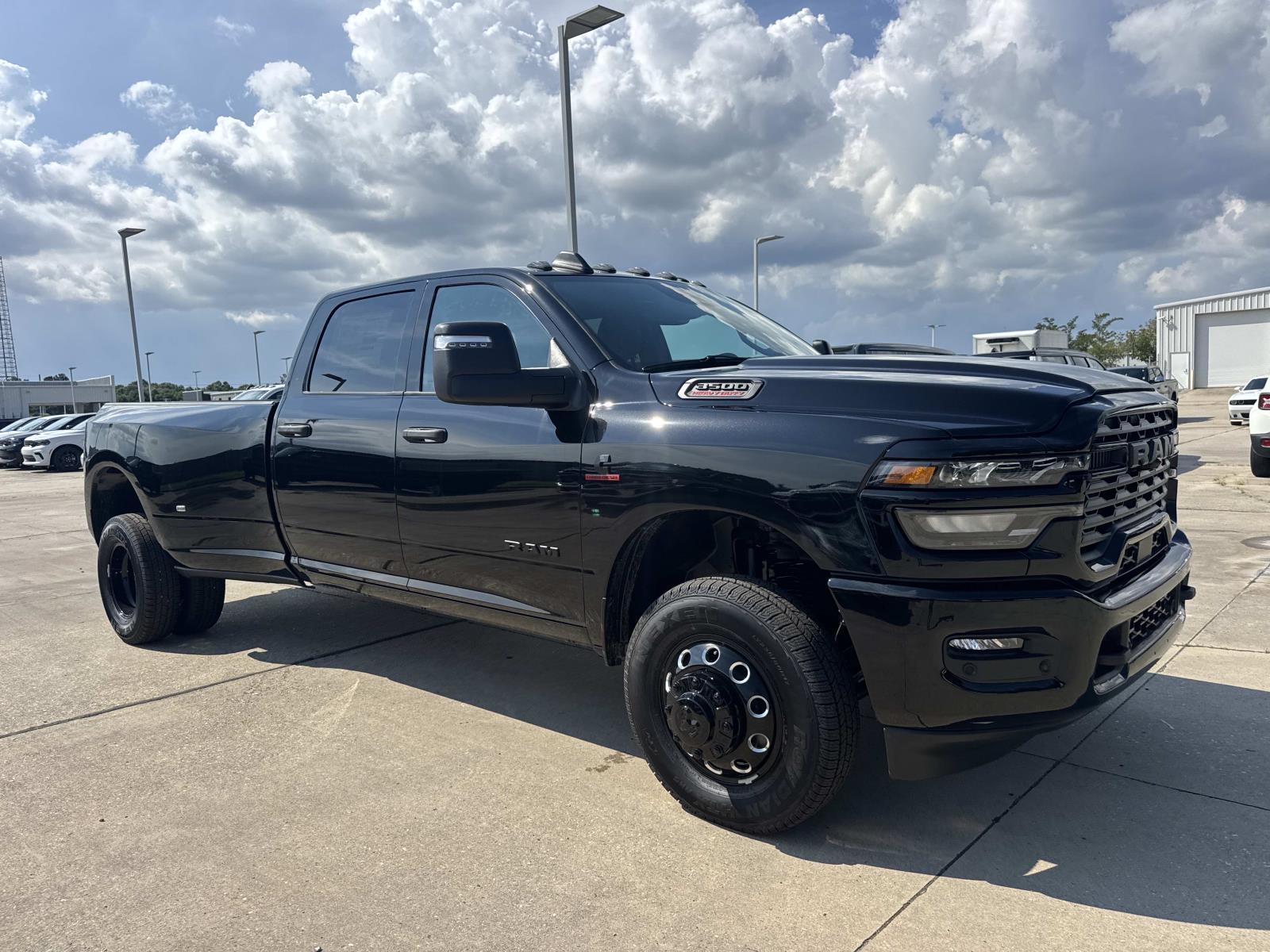Diamond Black Crystal Pearlcoat 2026 RAM 3500 Pickup Truck Four-Wheel Drive 8-Speed Automatic