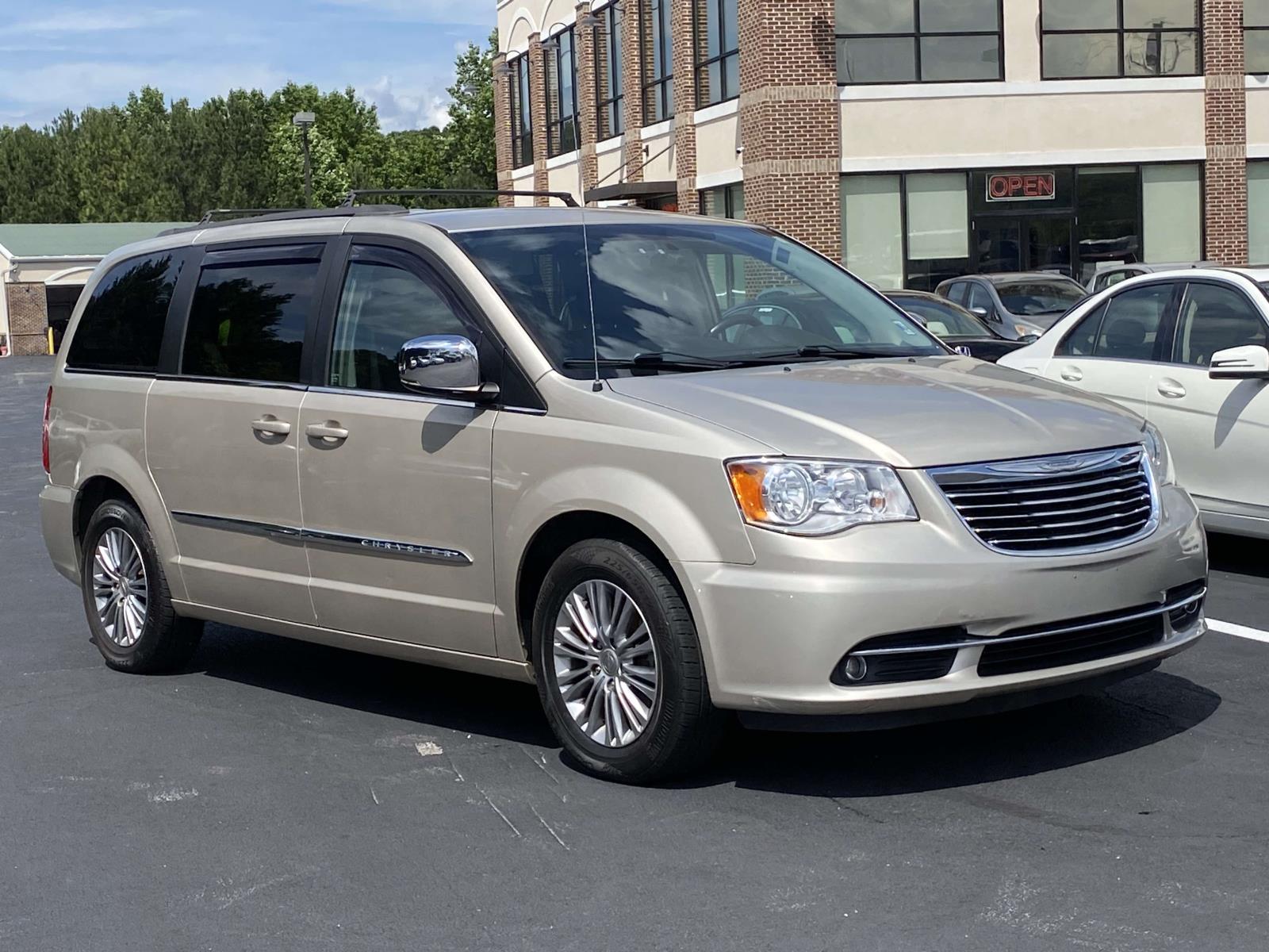 2013 Chrysler Town & Country Touring-L's photo
