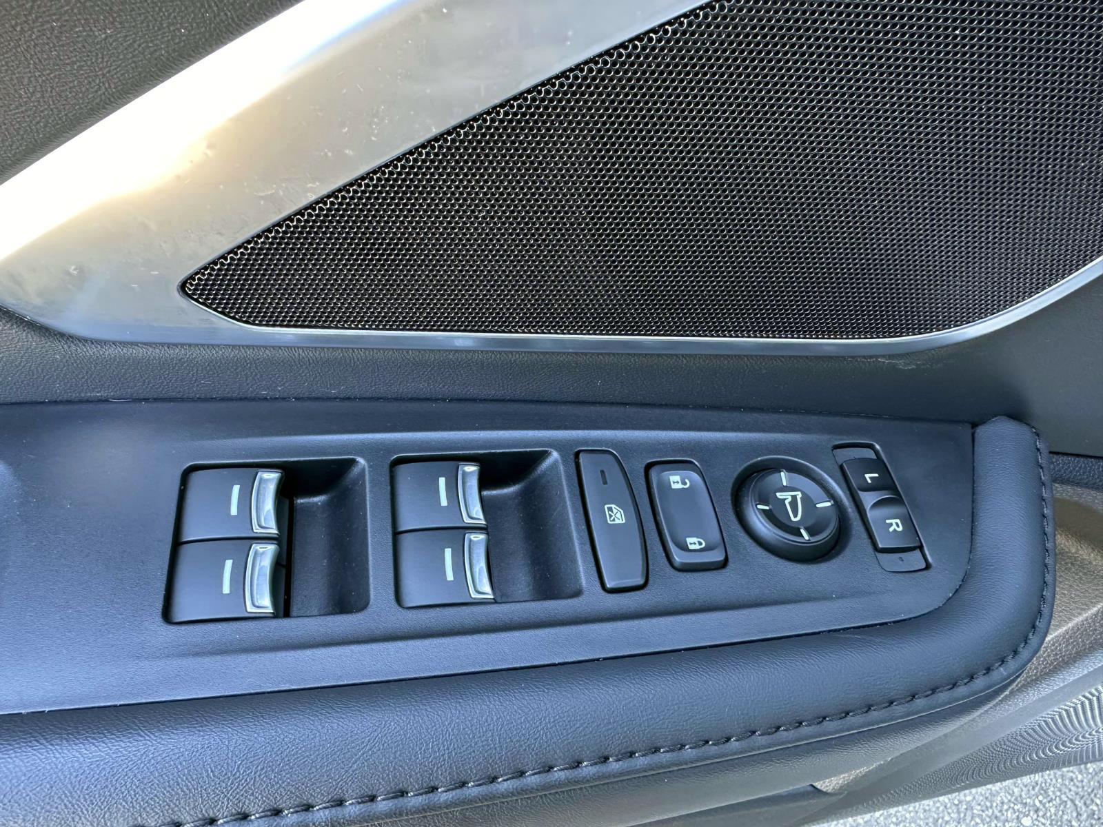 Used 2023 White Acura SH-AWD image 16