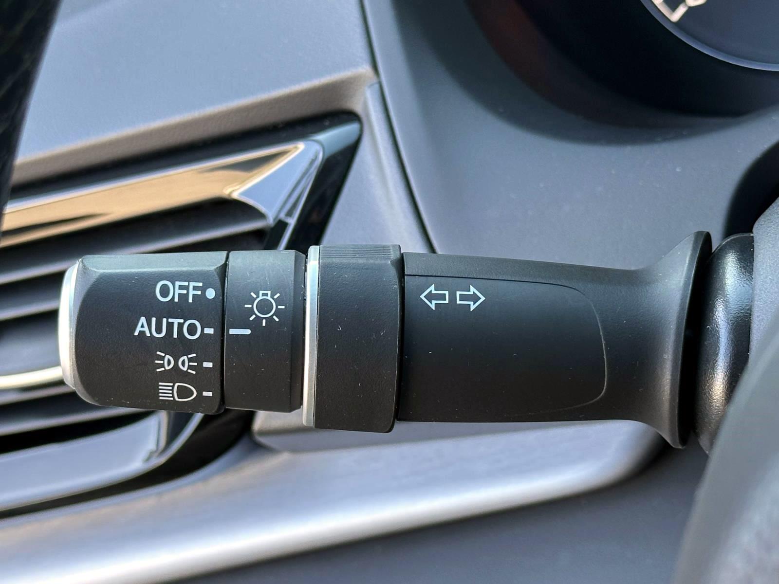 Used 2023 White Acura SH-AWD image 23