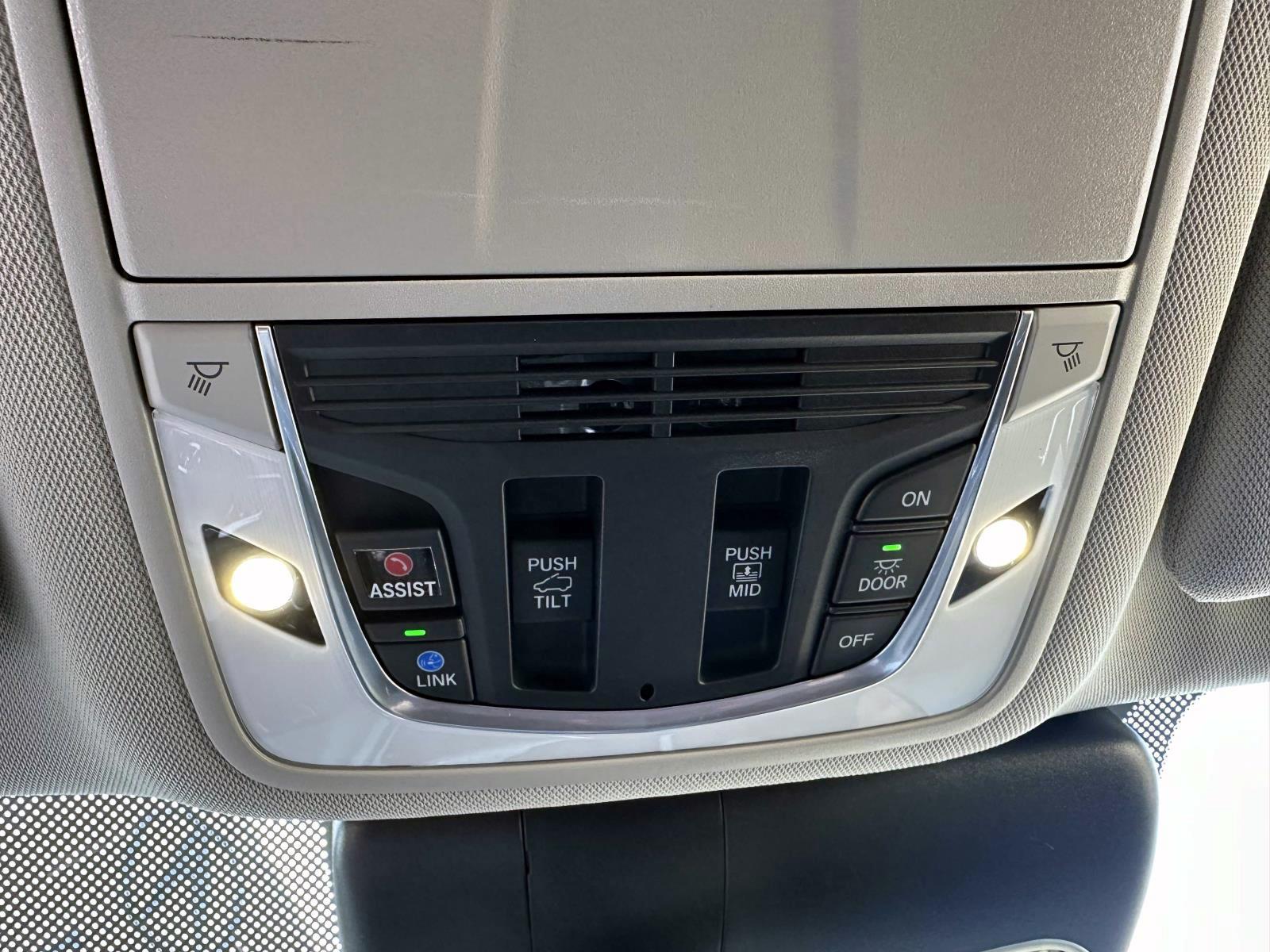 Used 2023 White Acura SH-AWD image 33