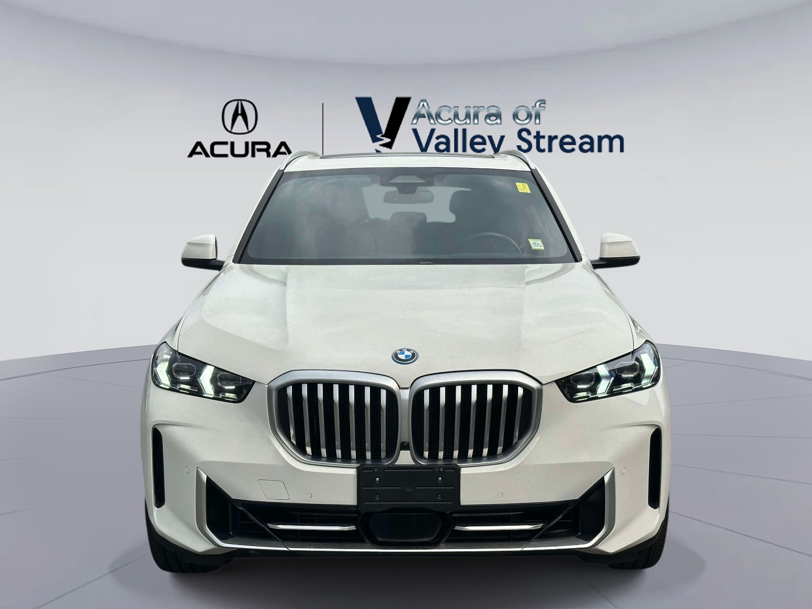 Used 2025 White BMW xDrive50e Plug-In Hybrid image 2