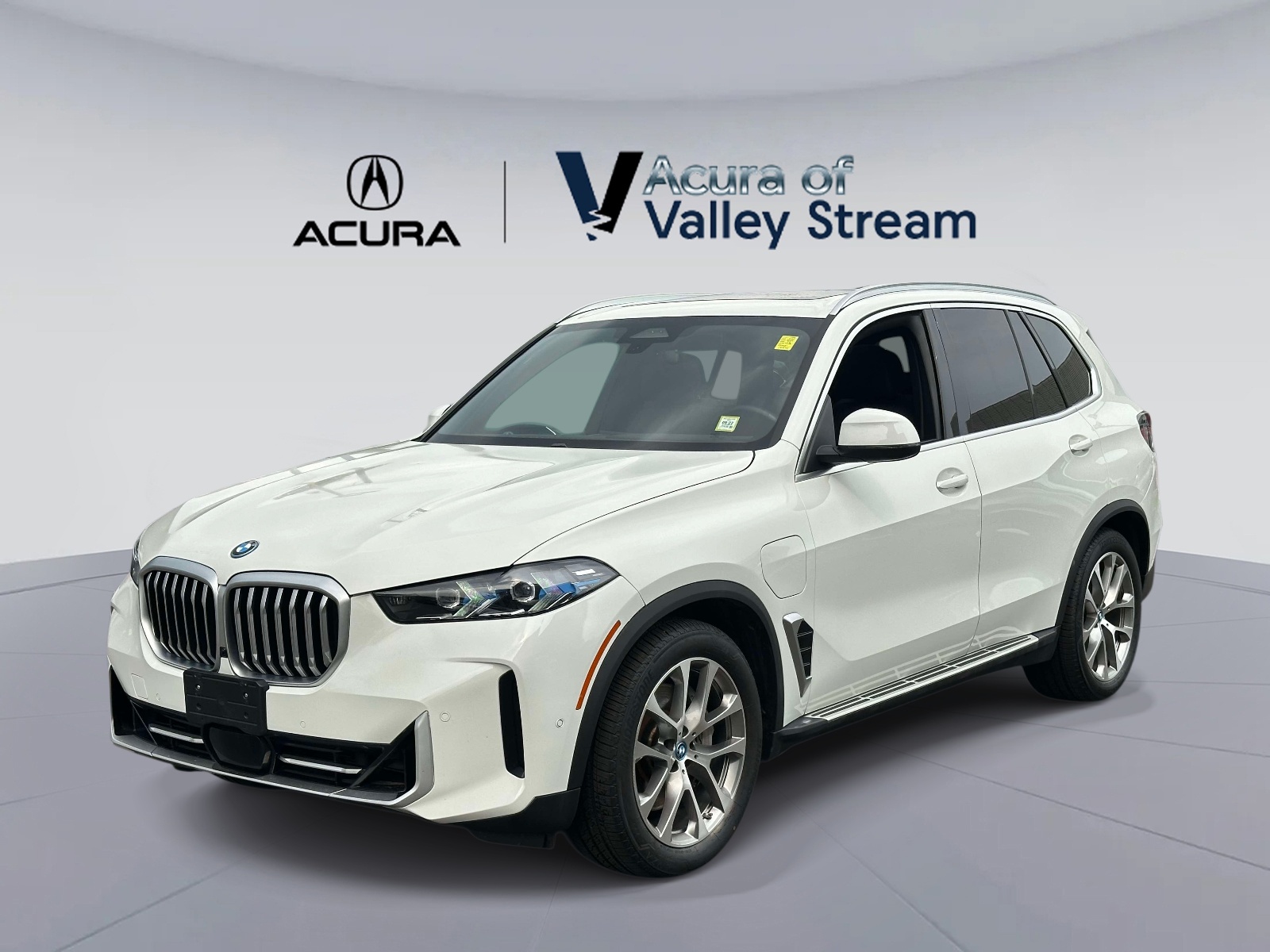 Used 2025 White BMW xDrive50e Plug-In Hybrid image 3
