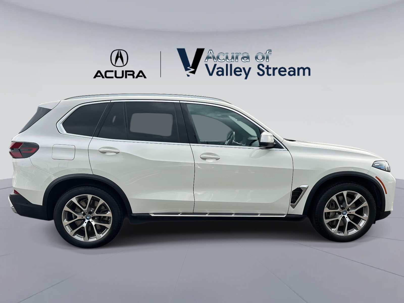 Used 2025 White BMW xDrive50e Plug-In Hybrid image 4