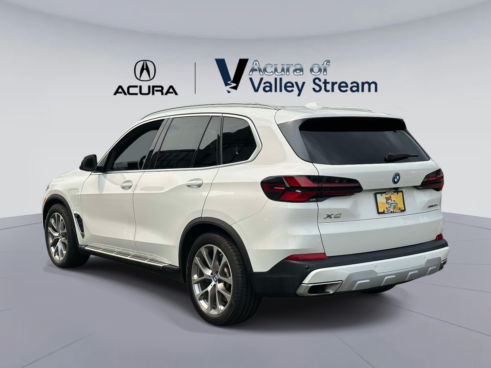 Used 2025 White BMW xDrive50e Plug-In Hybrid image 7