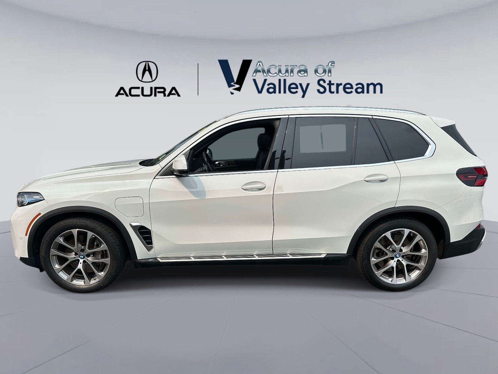 Used 2025 White BMW xDrive50e Plug-In Hybrid image 8