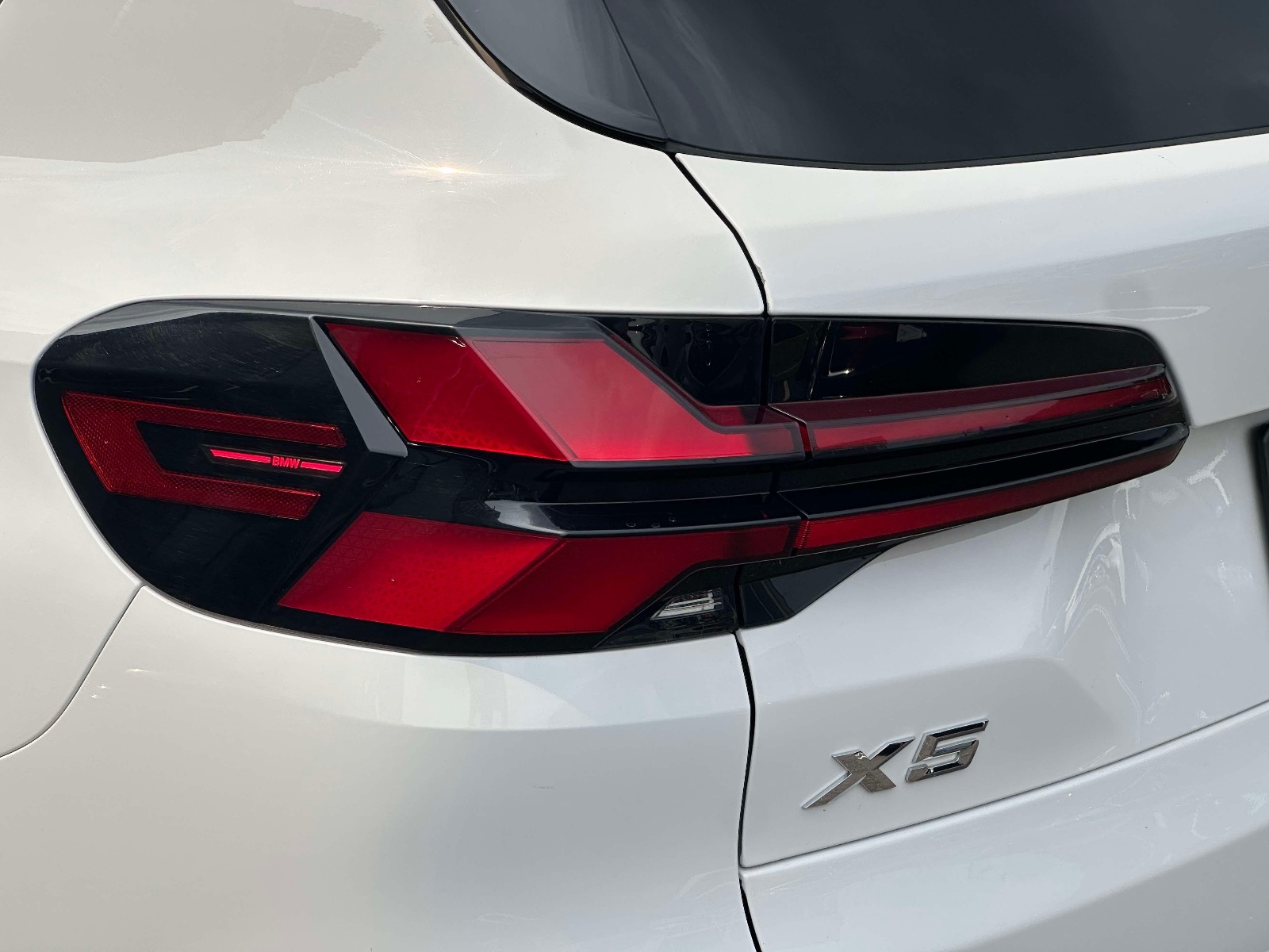 Used 2025 White BMW xDrive50e Plug-In Hybrid image 15