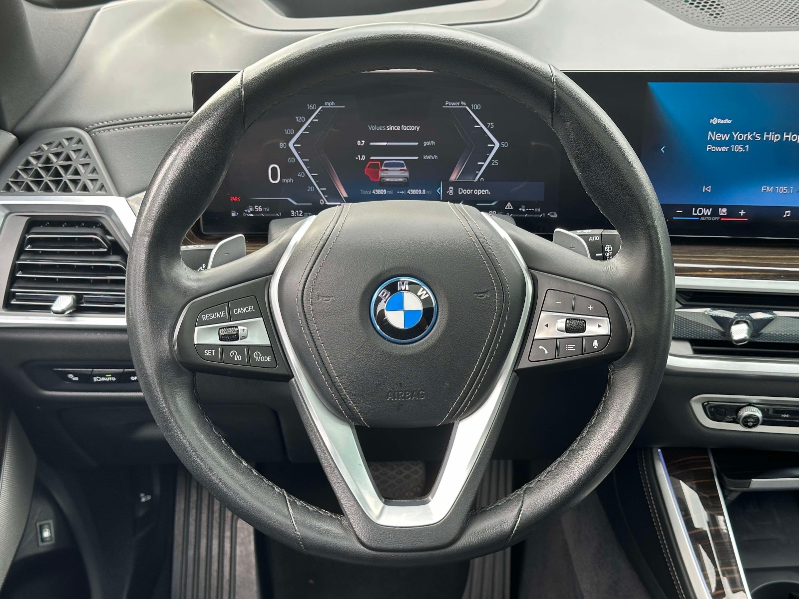 Used 2025 White BMW xDrive50e Plug-In Hybrid image 19