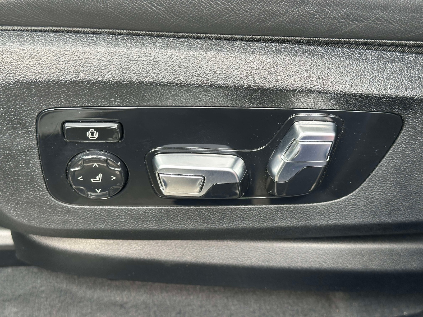 Used 2025 White BMW xDrive50e Plug-In Hybrid image 23
