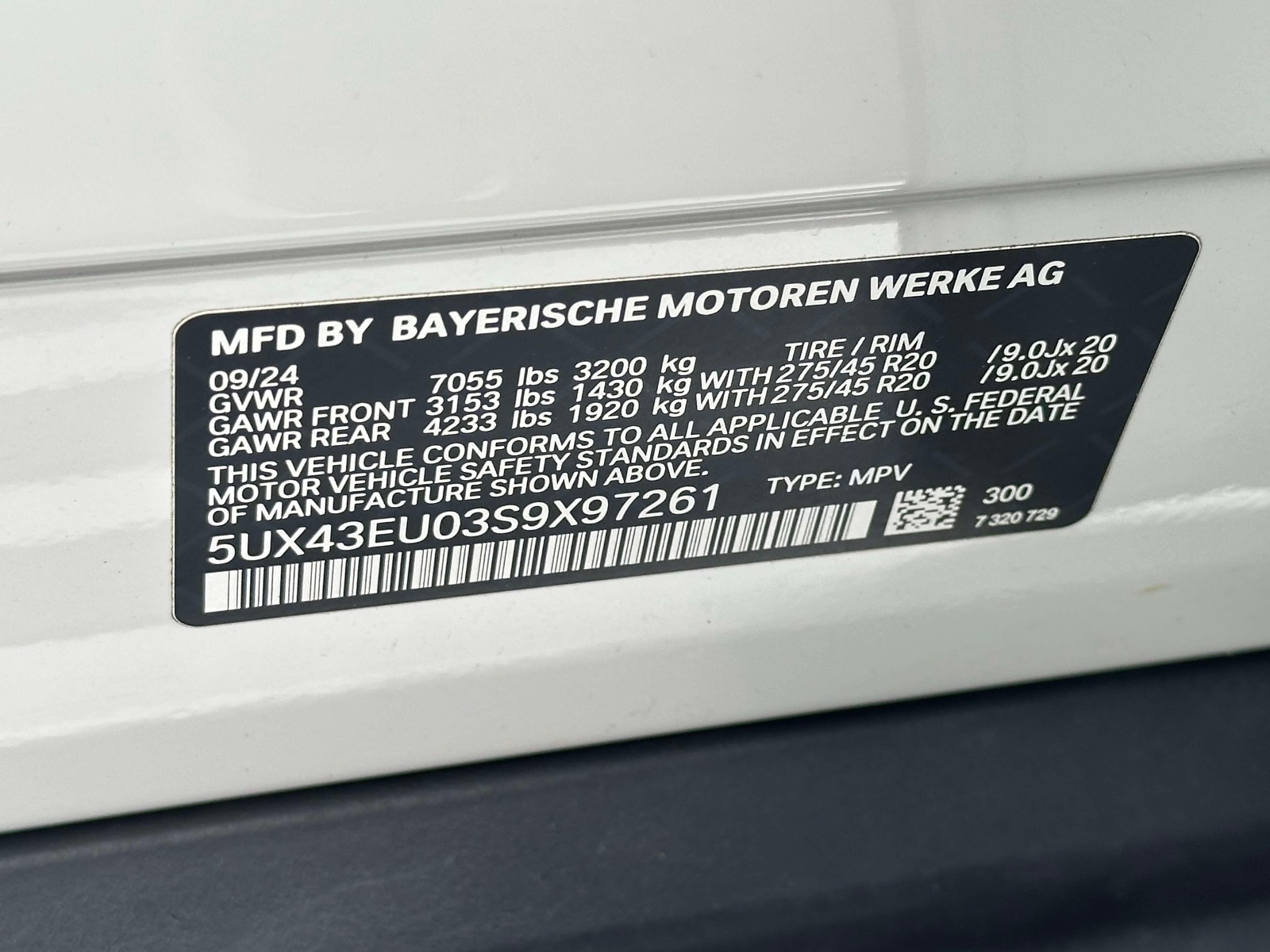 Used 2025 White BMW xDrive50e Plug-In Hybrid image 24