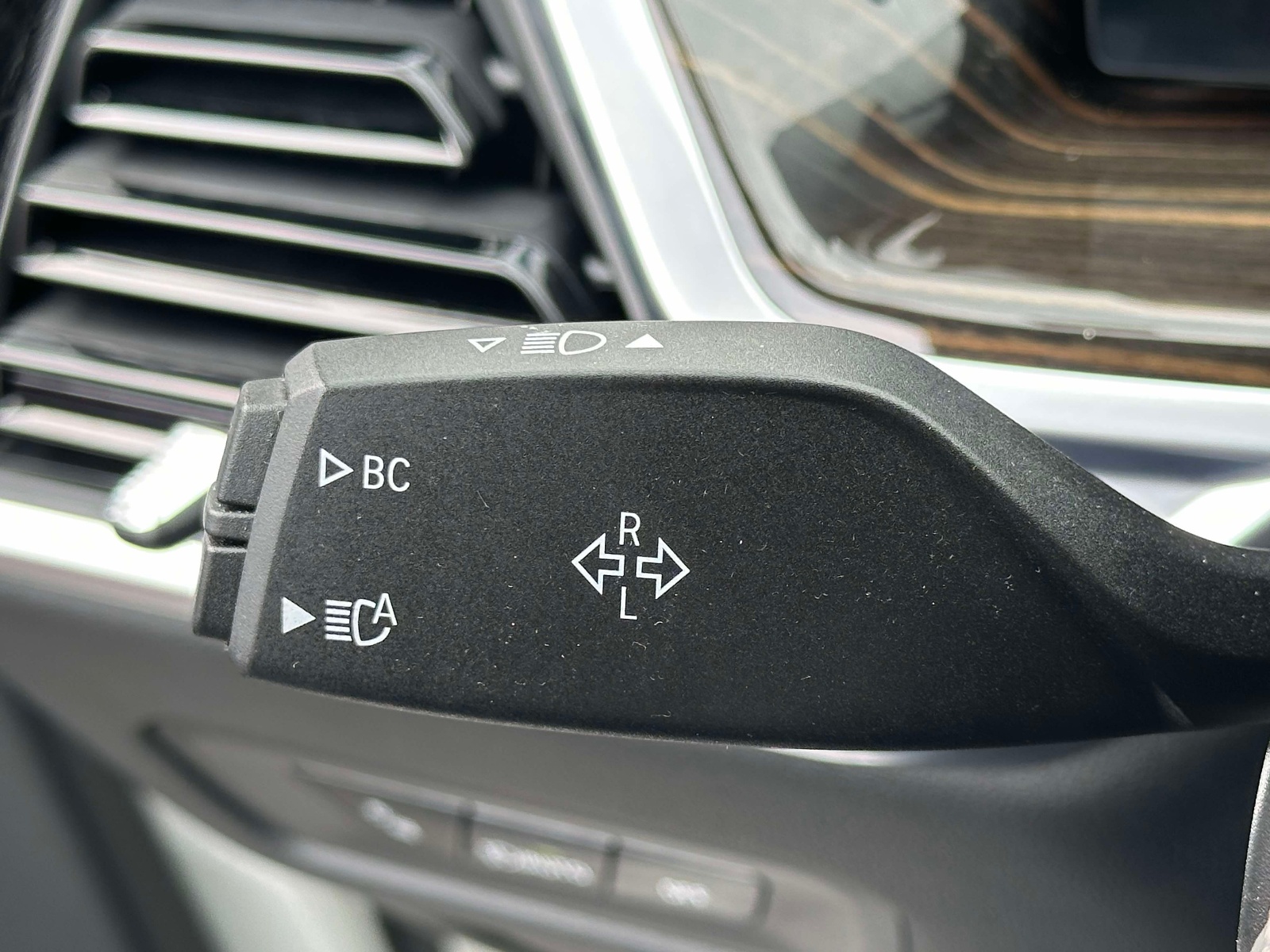 Used 2025 White BMW xDrive50e Plug-In Hybrid image 28