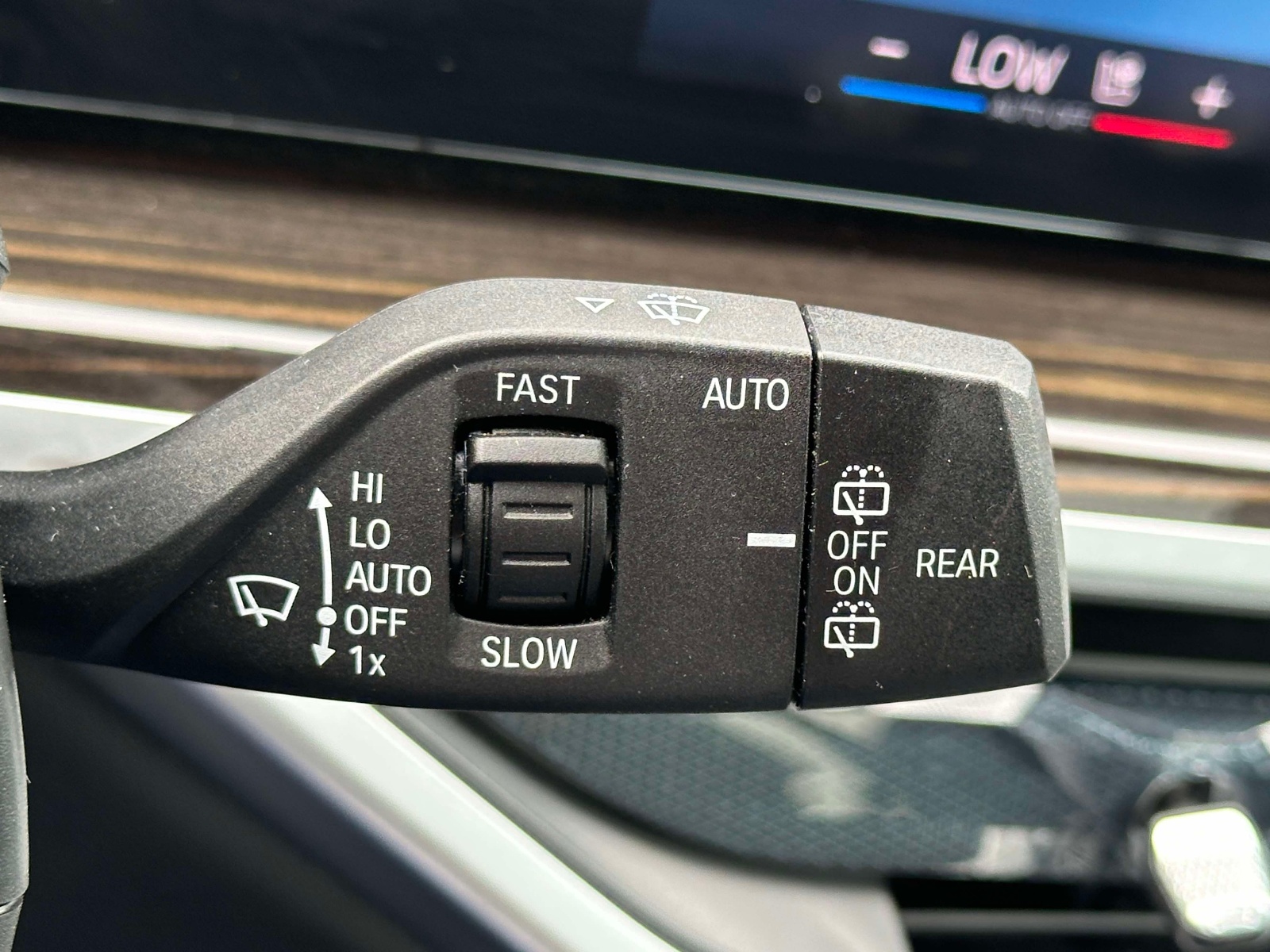 Used 2025 White BMW xDrive50e Plug-In Hybrid image 29