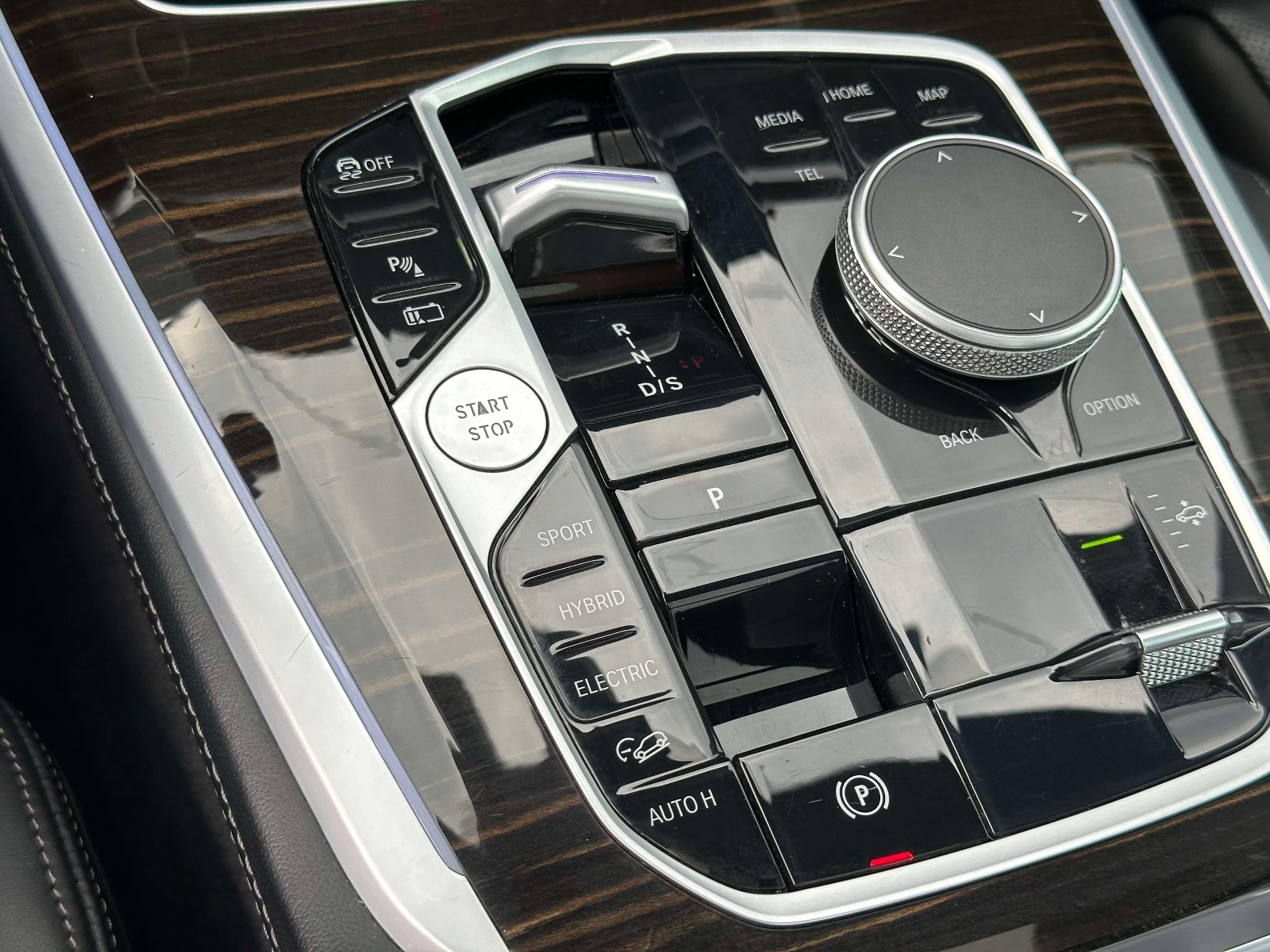 Used 2025 White BMW xDrive50e Plug-In Hybrid image 36